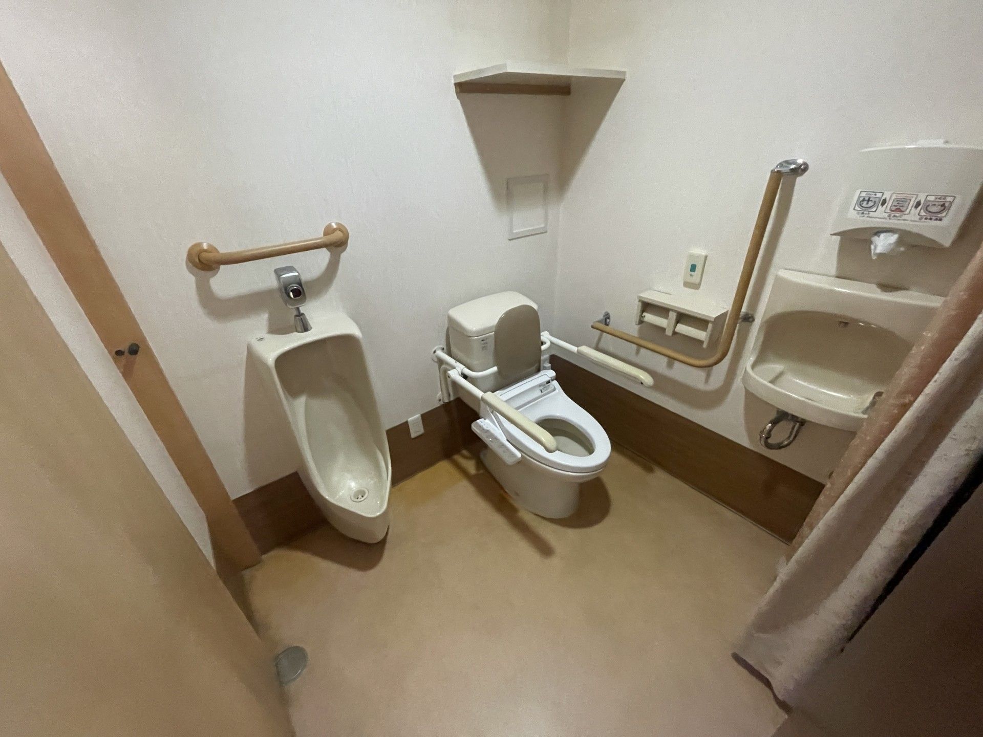 手すり付きのトイレ