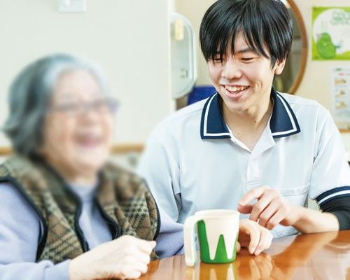 笑顔のスタッフと利用者