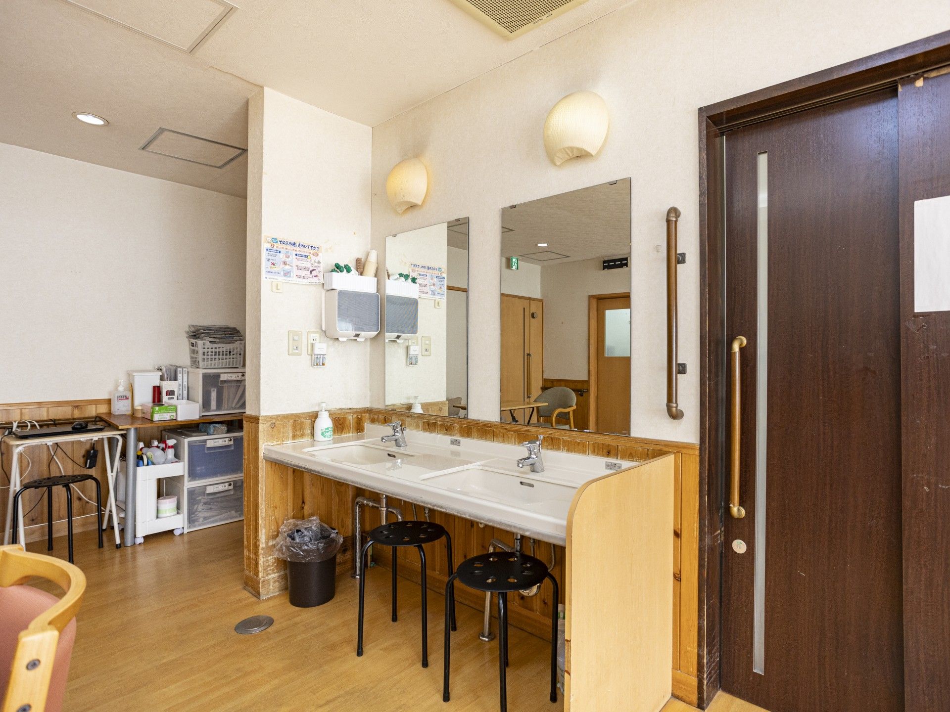洗面台と収納棚のある部屋