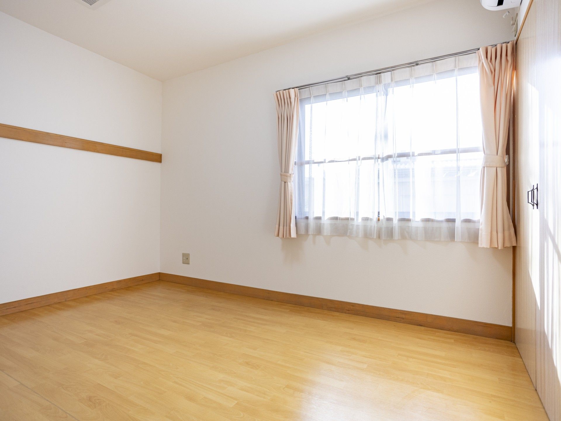 日差しが差し込む部屋