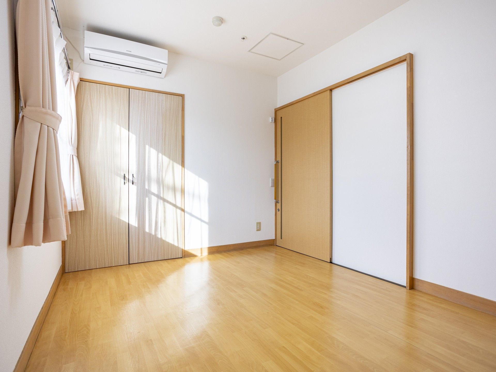 日差しが差し込む部屋