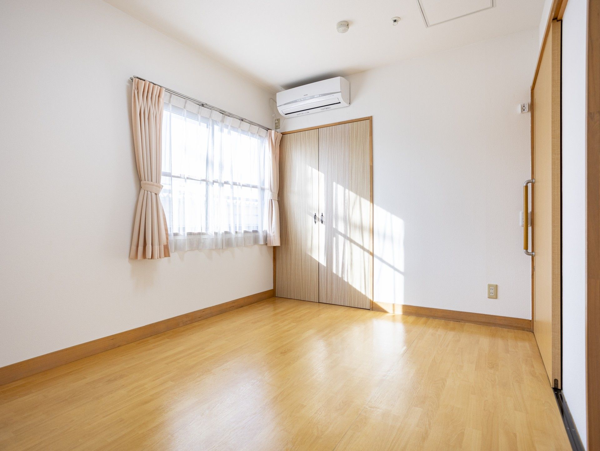 日差しが差し込む部屋