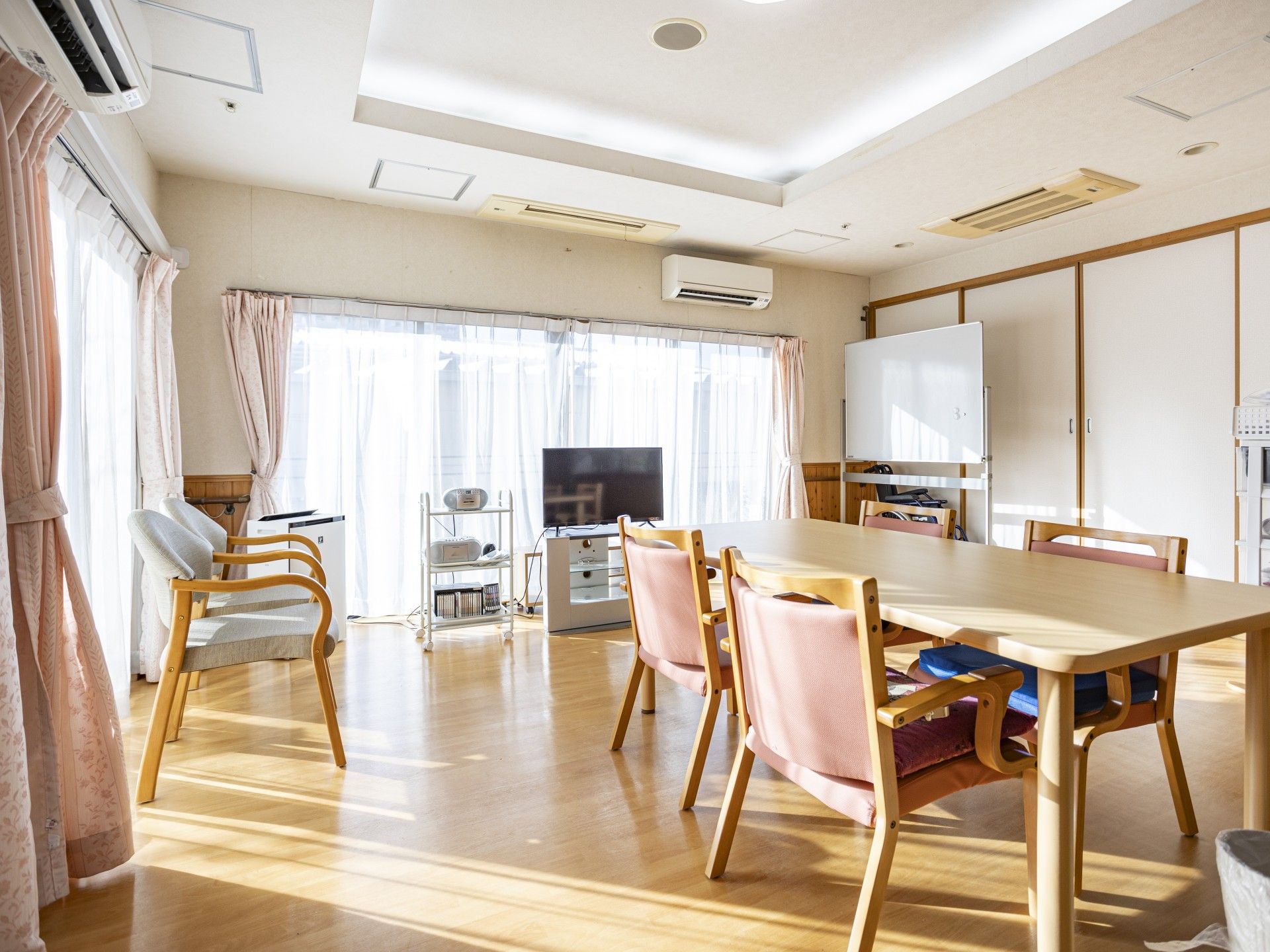 日差しが差し込む部屋