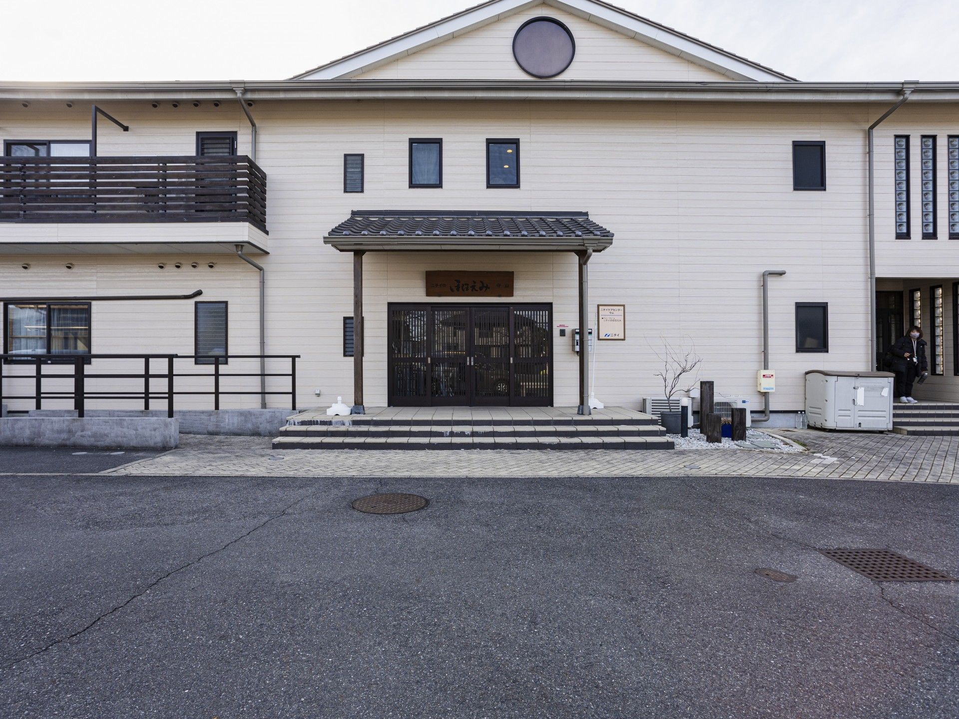 落ち着いた外観の建物