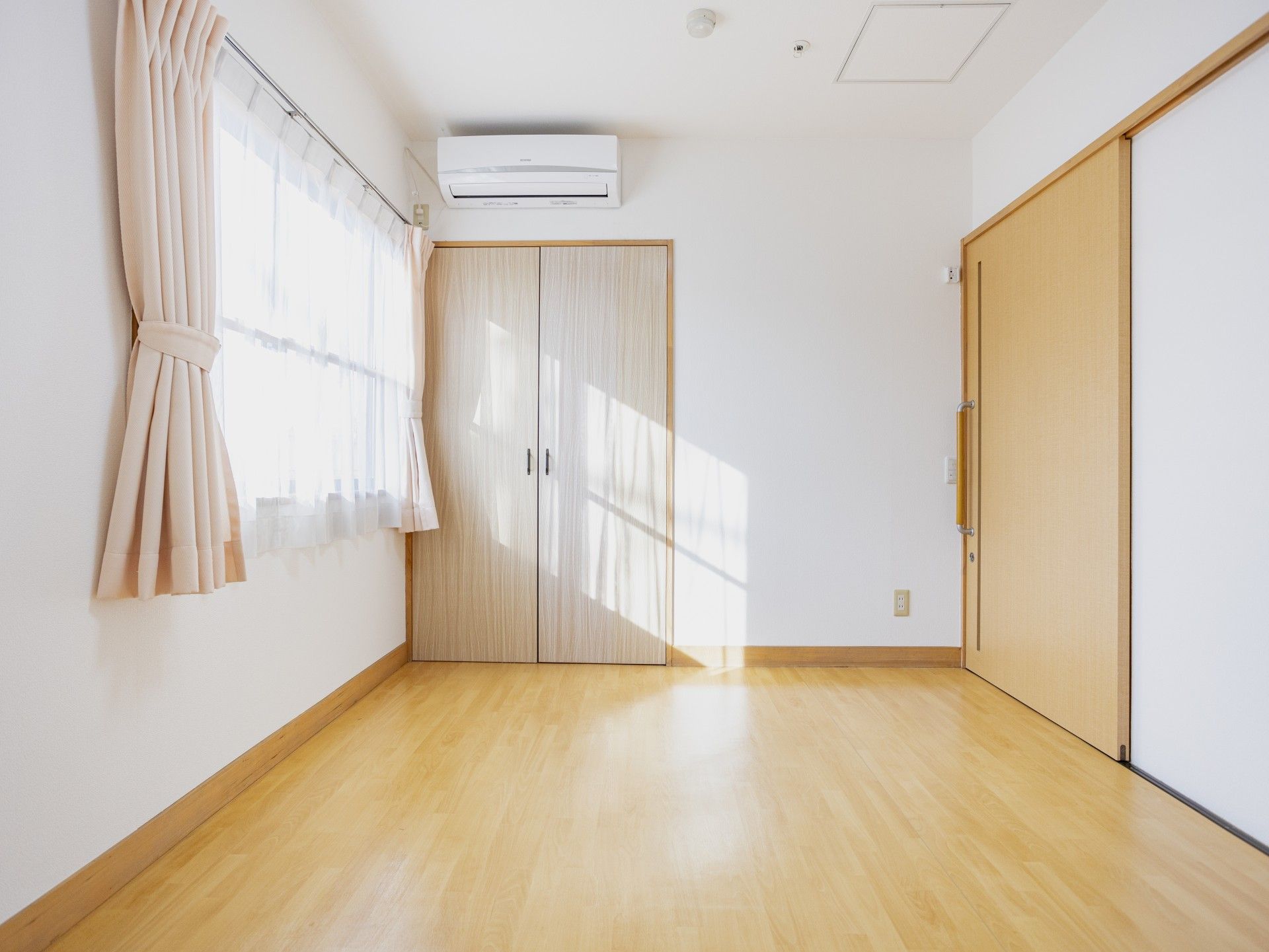 日差しが差し込む部屋