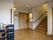 階段とスリッパのある玄関