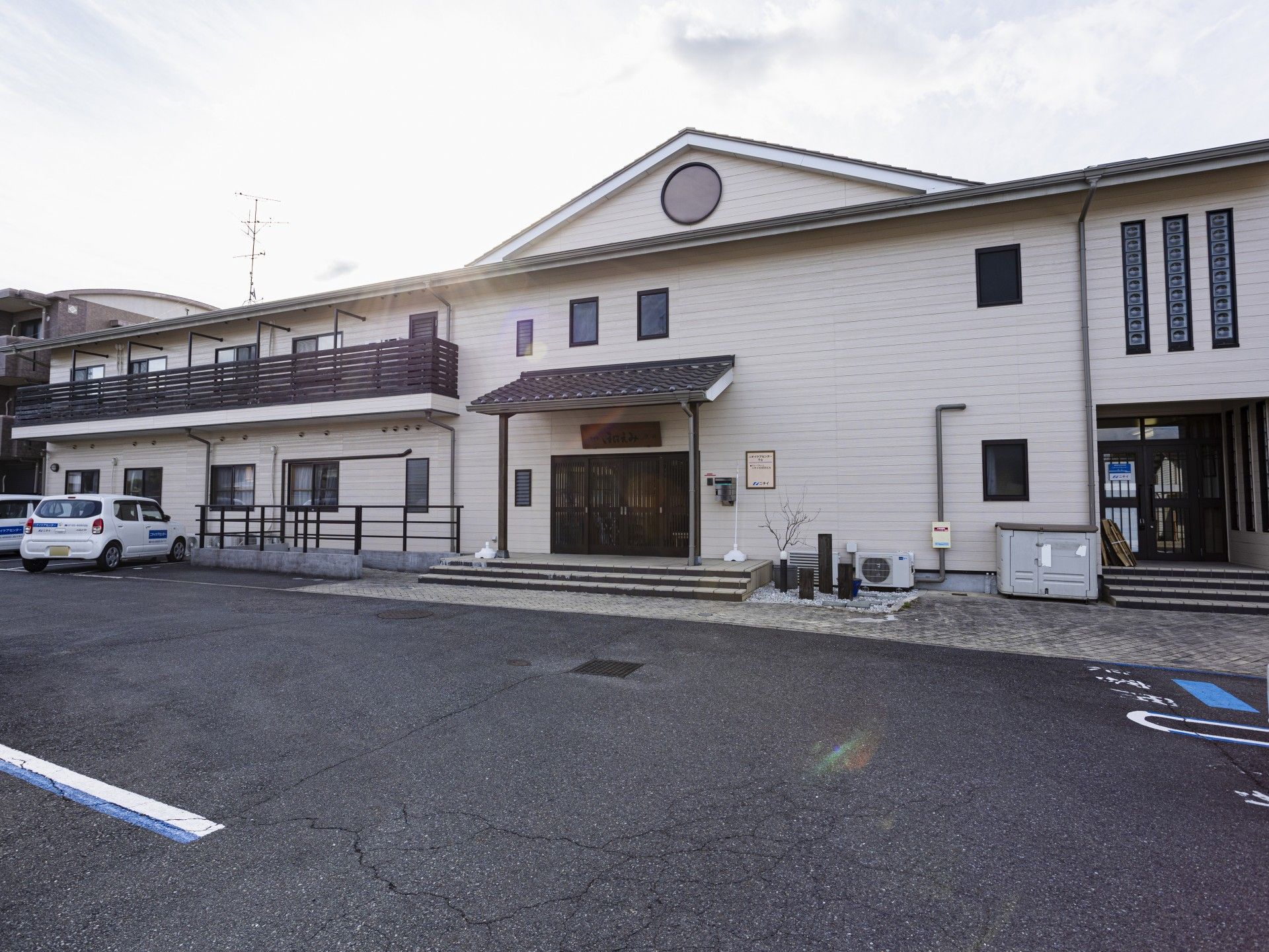 落ち着いた外観の建物