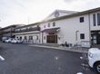 広い駐車場の建物外観