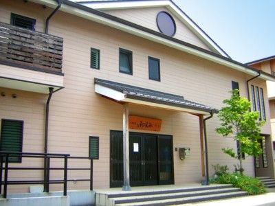 明るい外観の施設入口