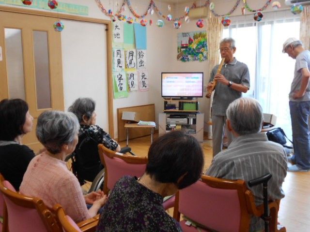 活動を楽しむ高齢者の集いの場