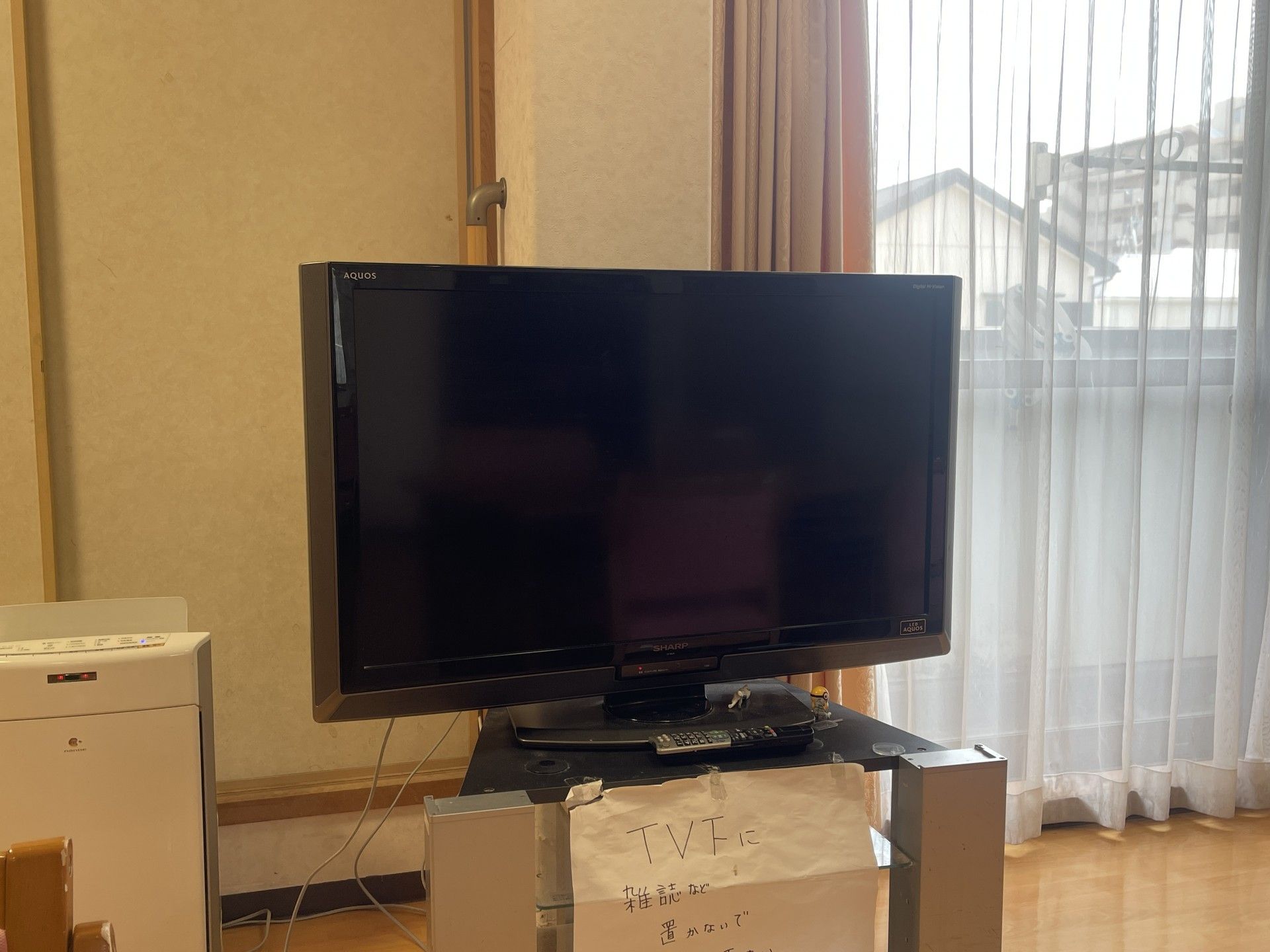 大きなテレビと窓