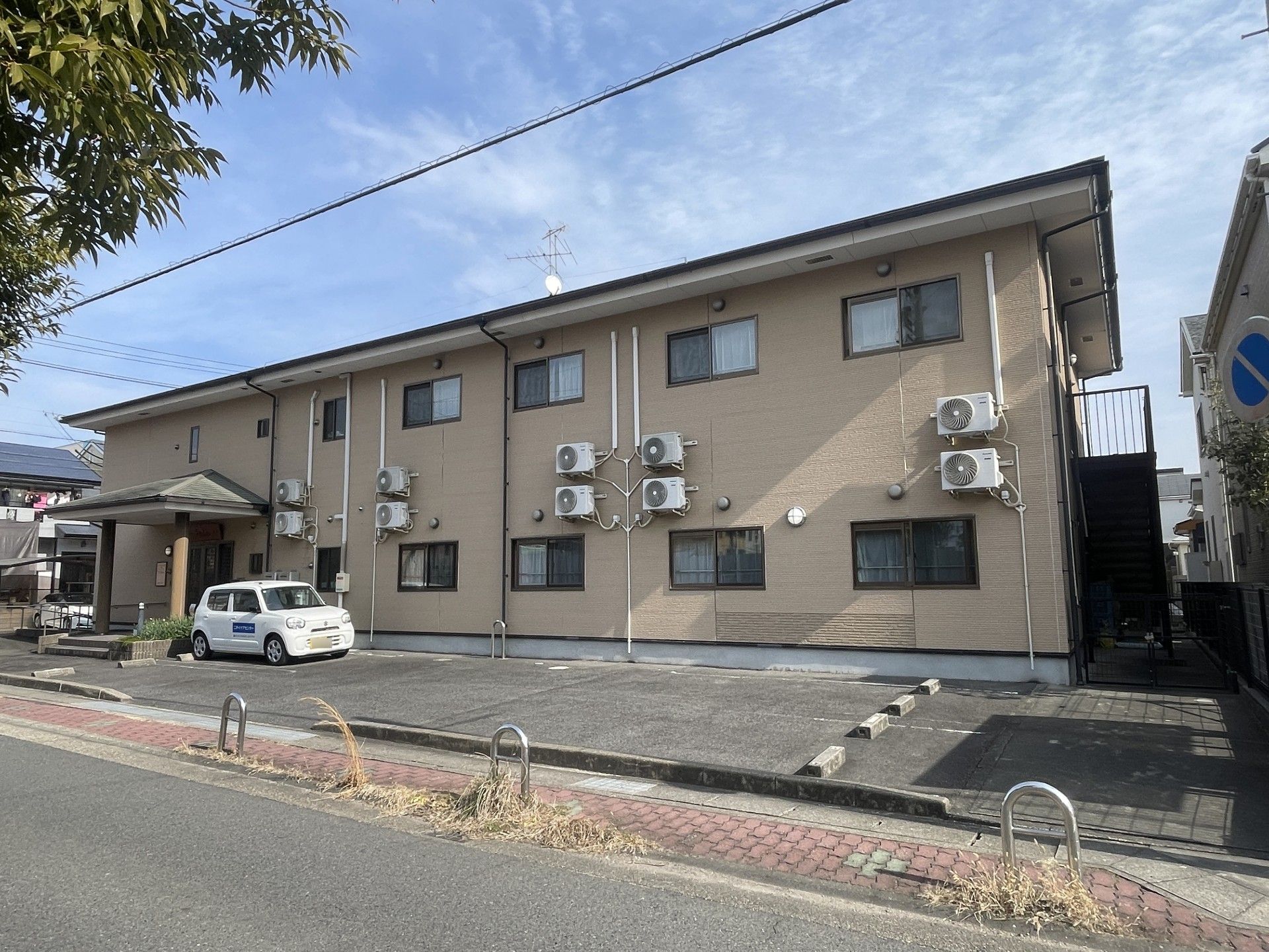 駐車場のある建物外観