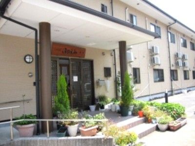 明るい入口の建物
