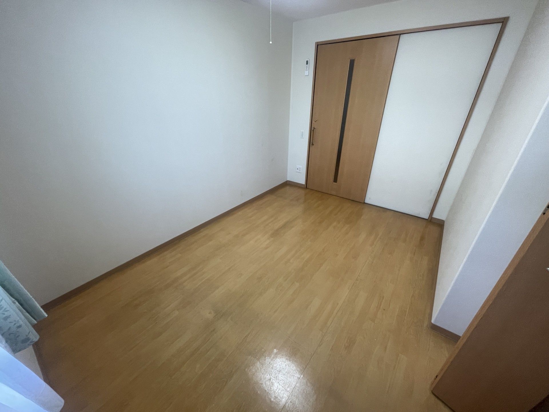 木目調の床と扉の部屋