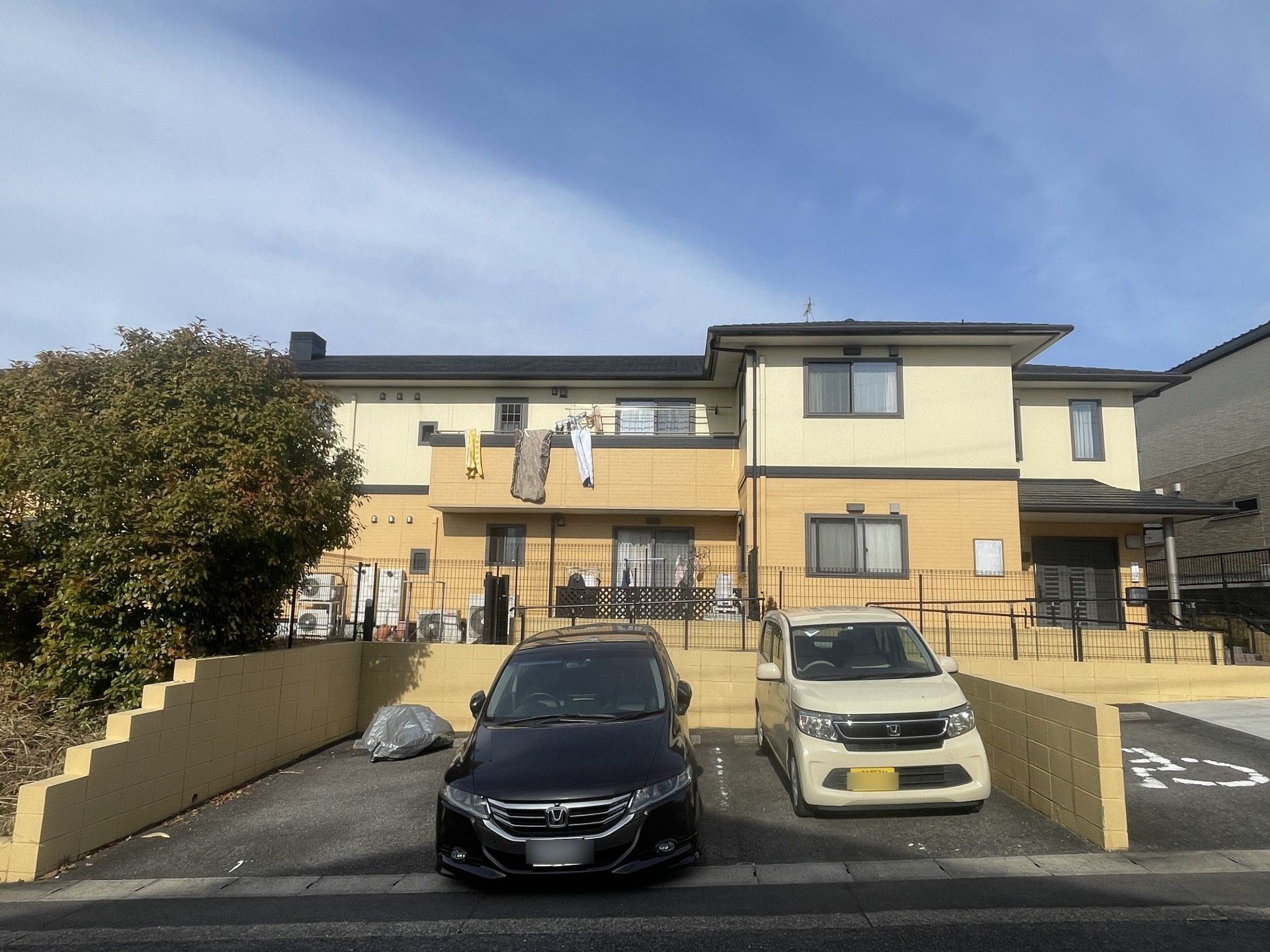 駐車場のある建物外観
