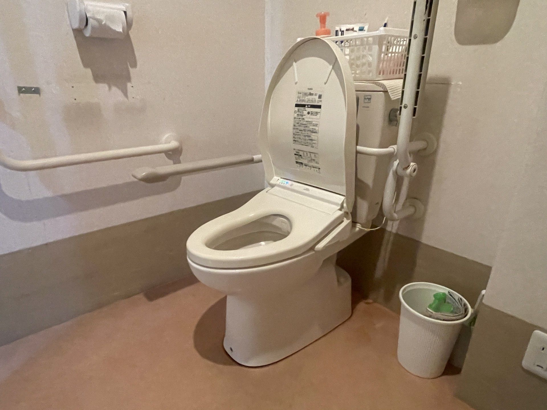 手すり付きのトイレ