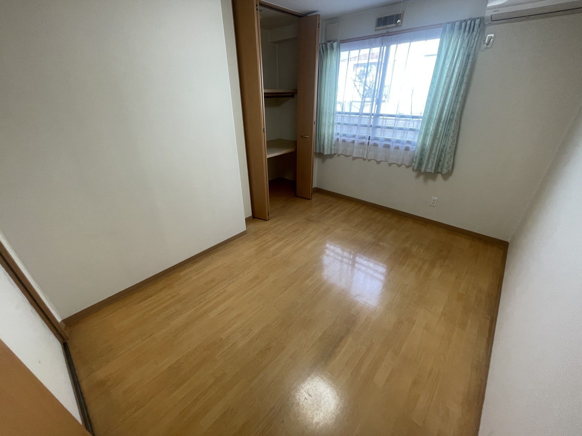 窓際の明るい部屋