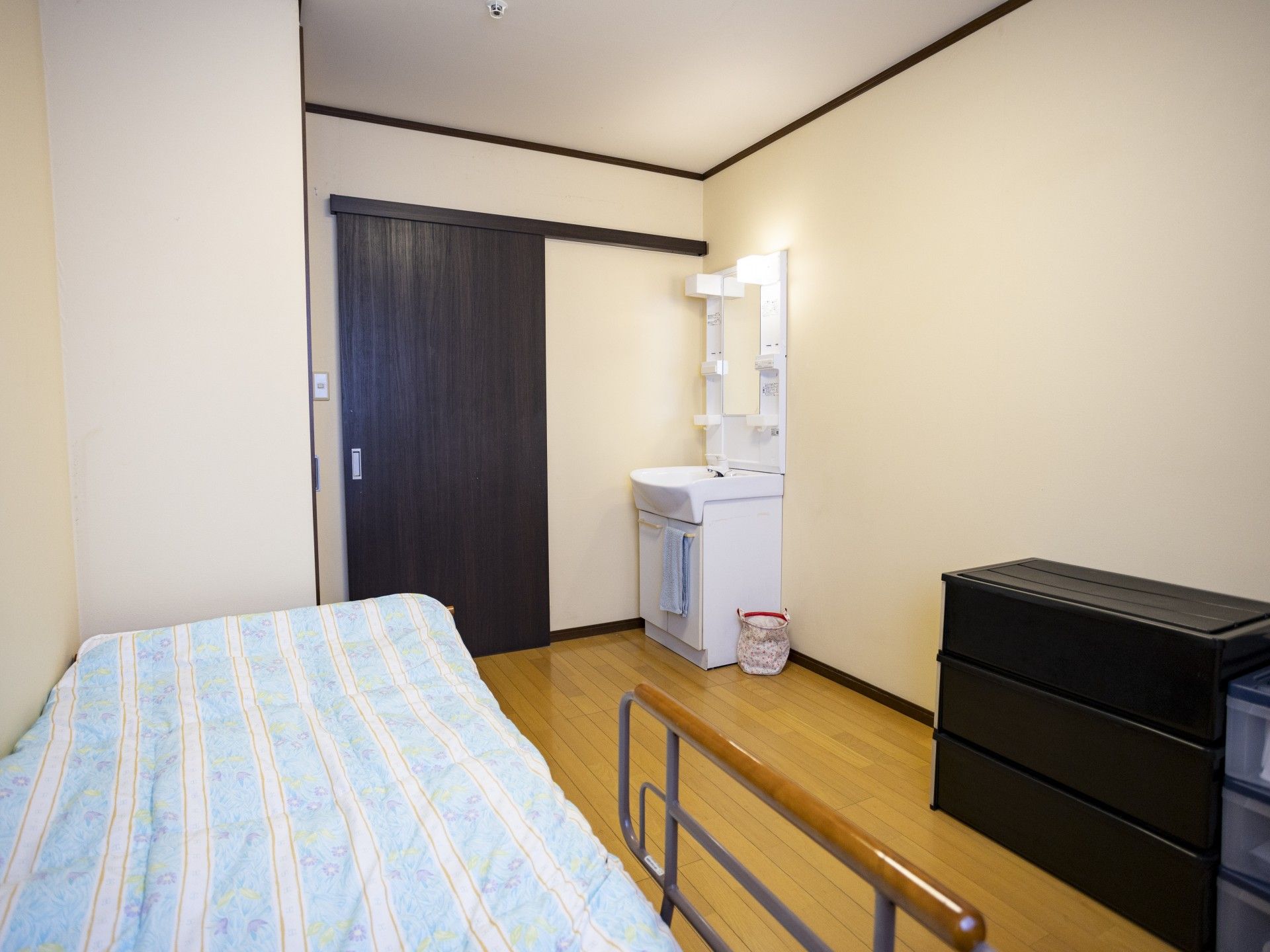 シンプルな個室の一角