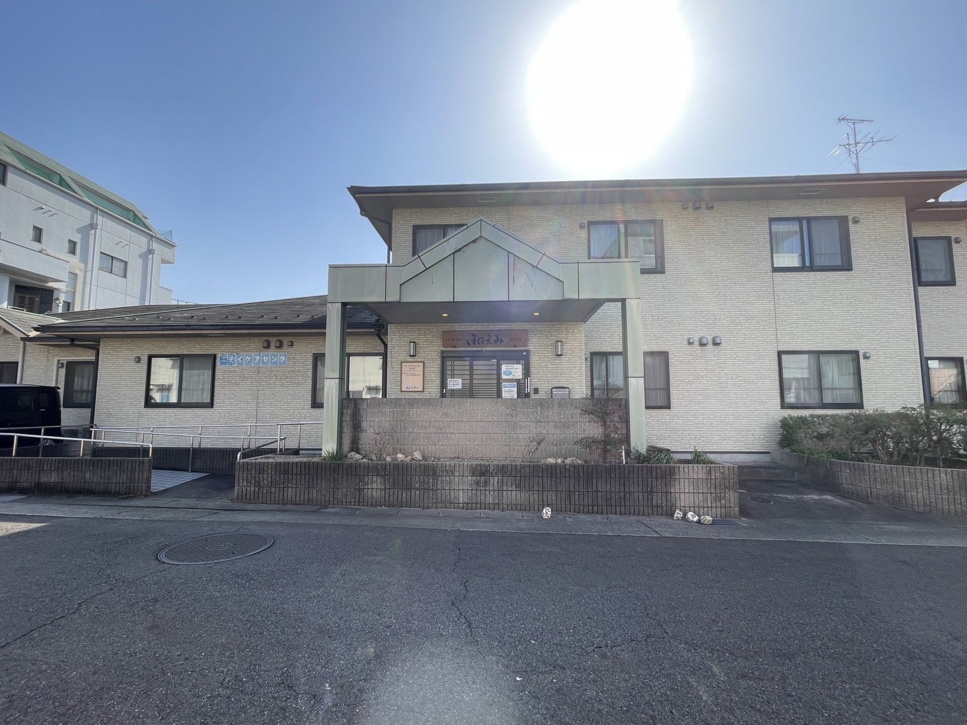 日差しが差し込む建物の外観