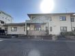 日差しが差し込む建物の外観