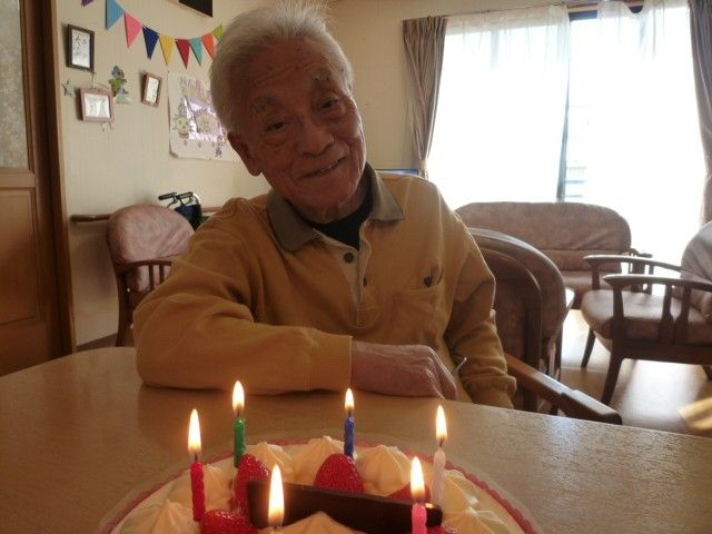 誕生日を祝う笑顔の高齢者