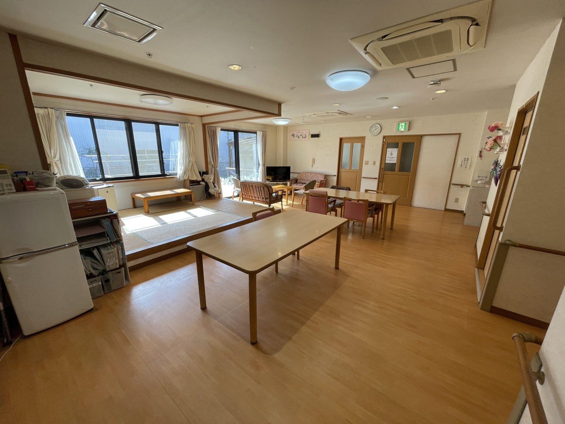 日差しが差し込む広間