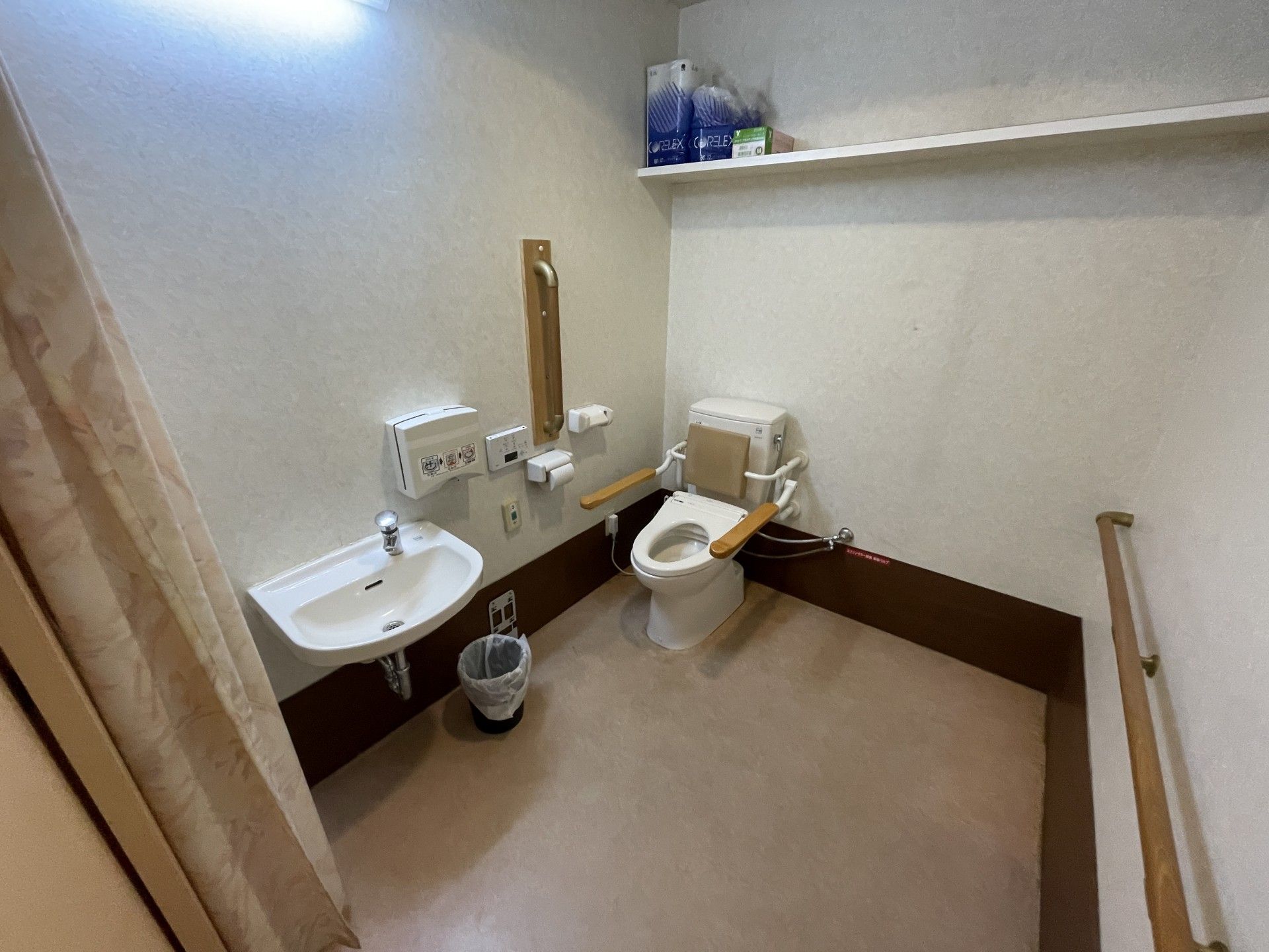 手すり付きのトイレ