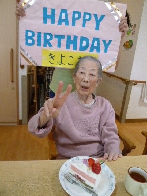 誕生日を祝う和やかな場面