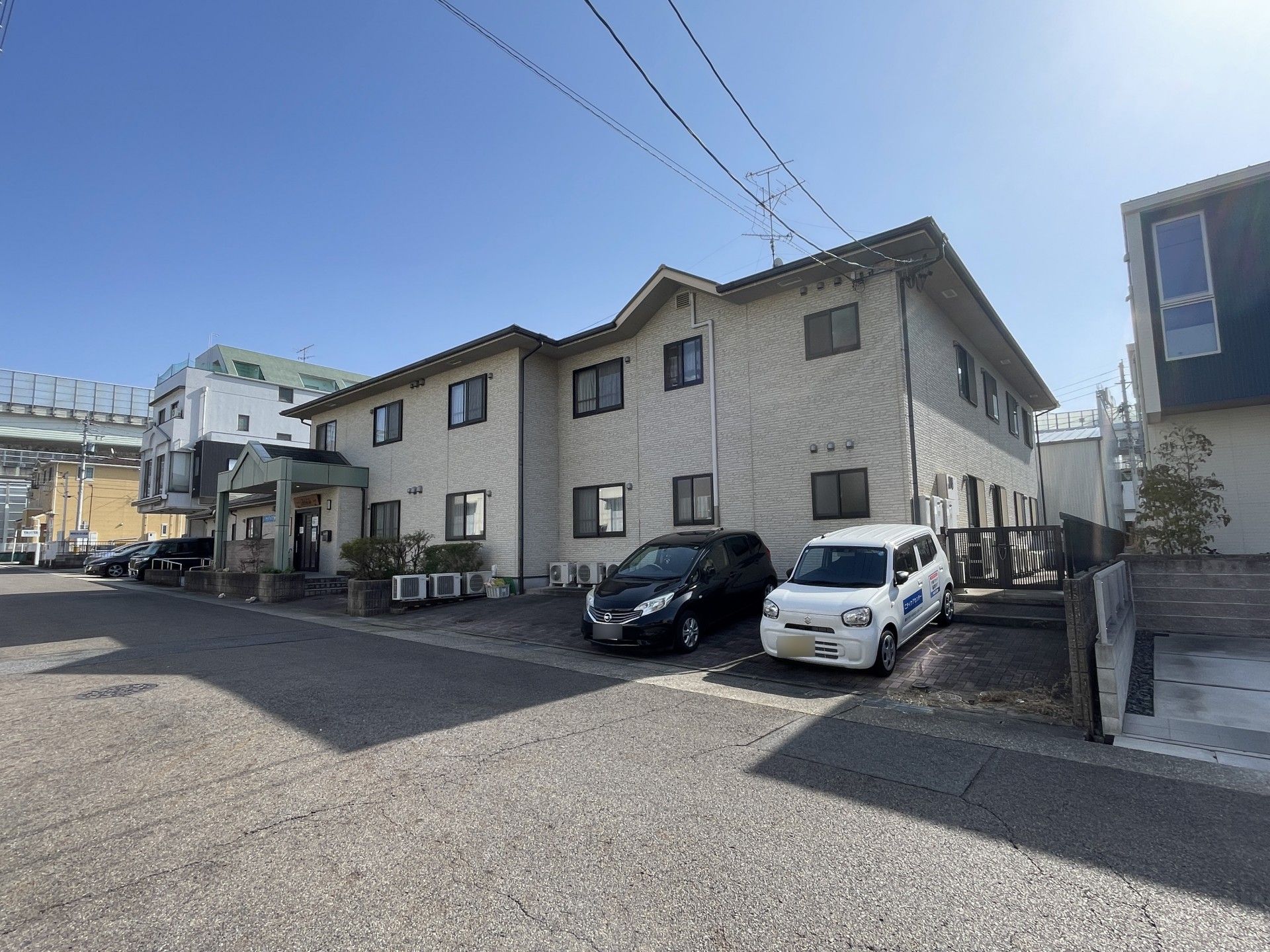 落ち着いた外観の建物