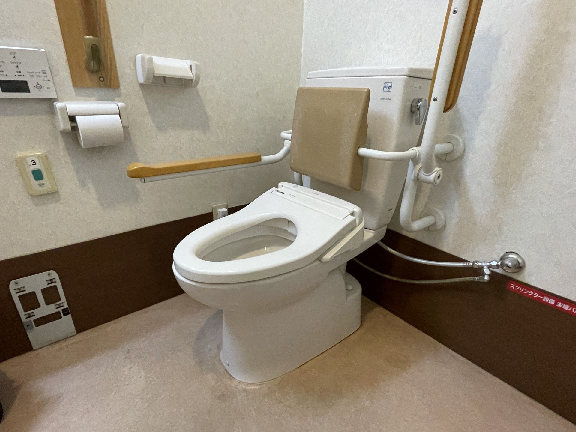 手すり付きのトイレ