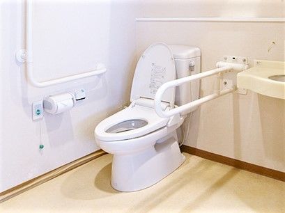 呼び出しボタンがついたトイレにはエル字型の手すりがあり、介助スペースも広い。