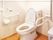 トイレにはエル字型の手すりと可動式の手すりが付き、広さも十分確保されている。