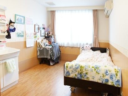 大きな窓があり明るい雰囲気。居室には、ベッドや収納家具だけでなくエアコンや洗面所もついている。
