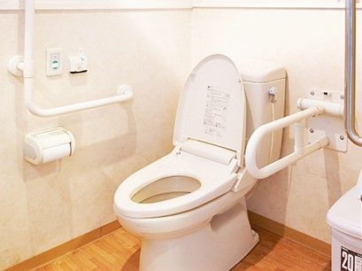 トイレはフローリングでゴミ箱や手すりもつき、広々とした造り。