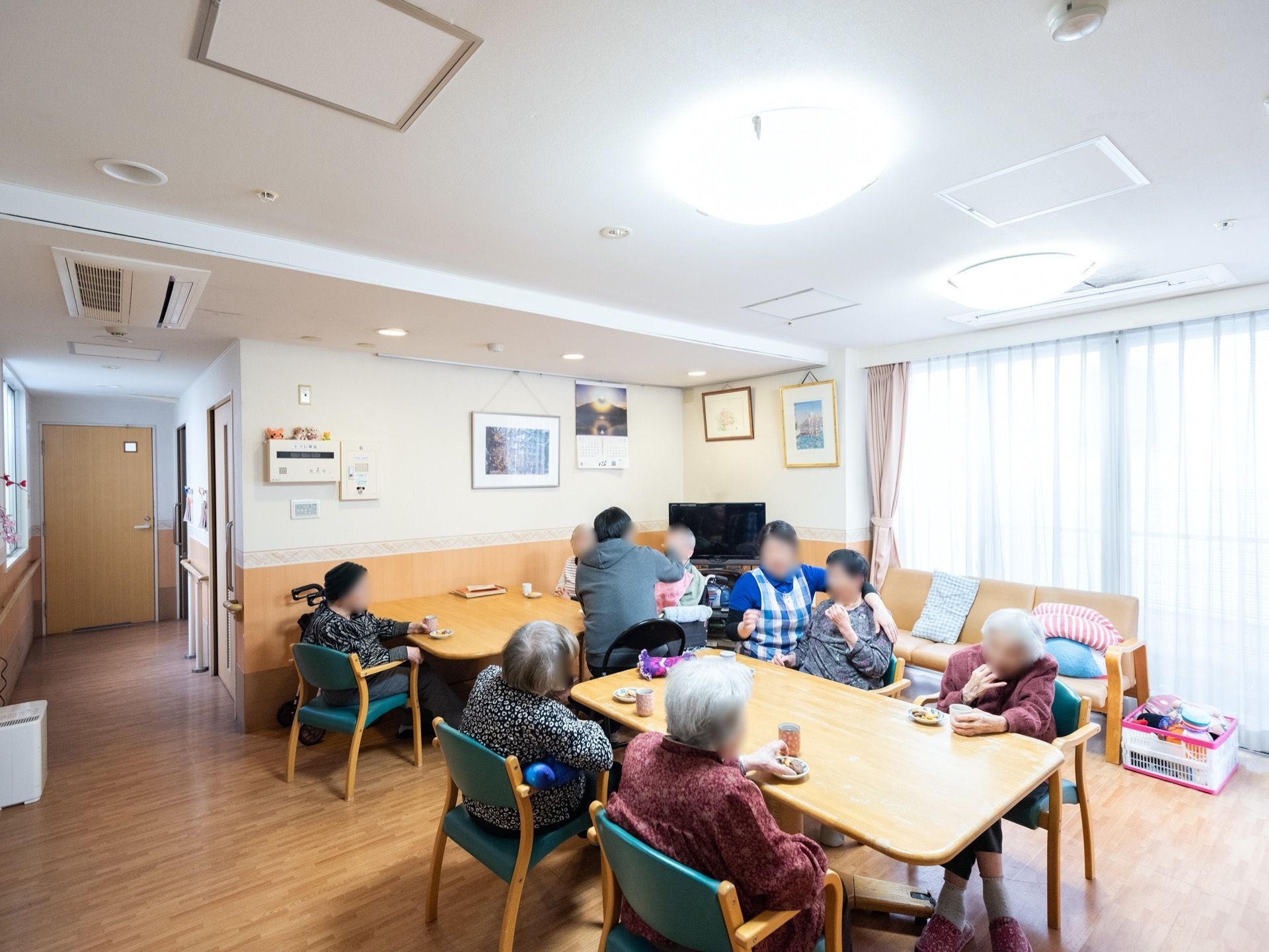 食堂兼リビングルームとして使用される共有スペースである。大きな掃き出し窓があり、大変明るく開放的な空間である。