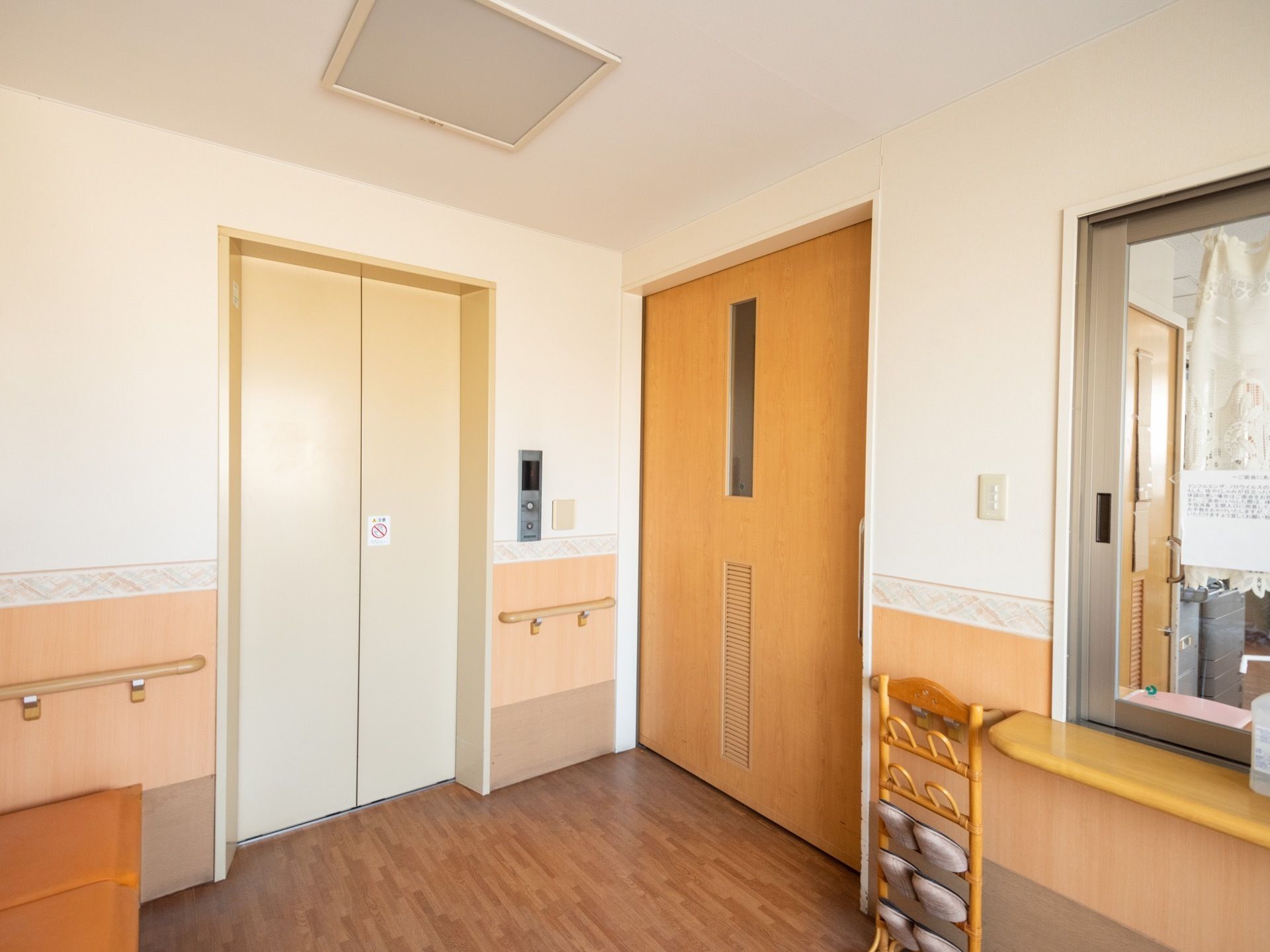 施設内には上下階の移動に使用できるエレベーターを完備している。部屋が異なる入居者様同士の交流もしやすく、活力ある生活を送ることができる。