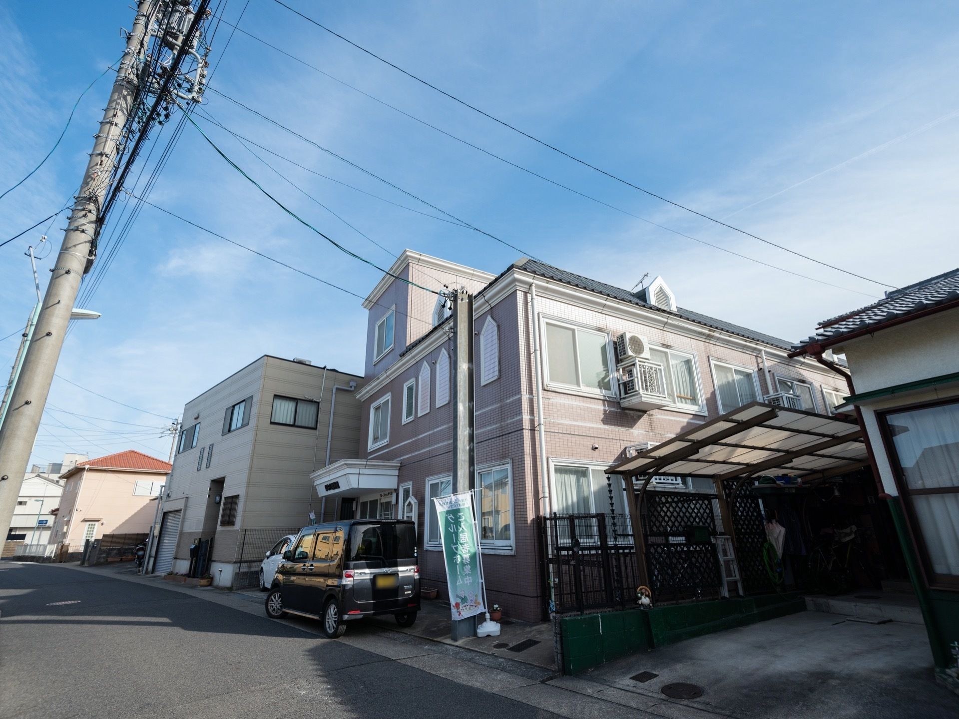 当施設は、住宅地に立地している。静かな環境の中で落ち着いた生活ができる。散歩など周辺を散策することで、健康維持につながる。