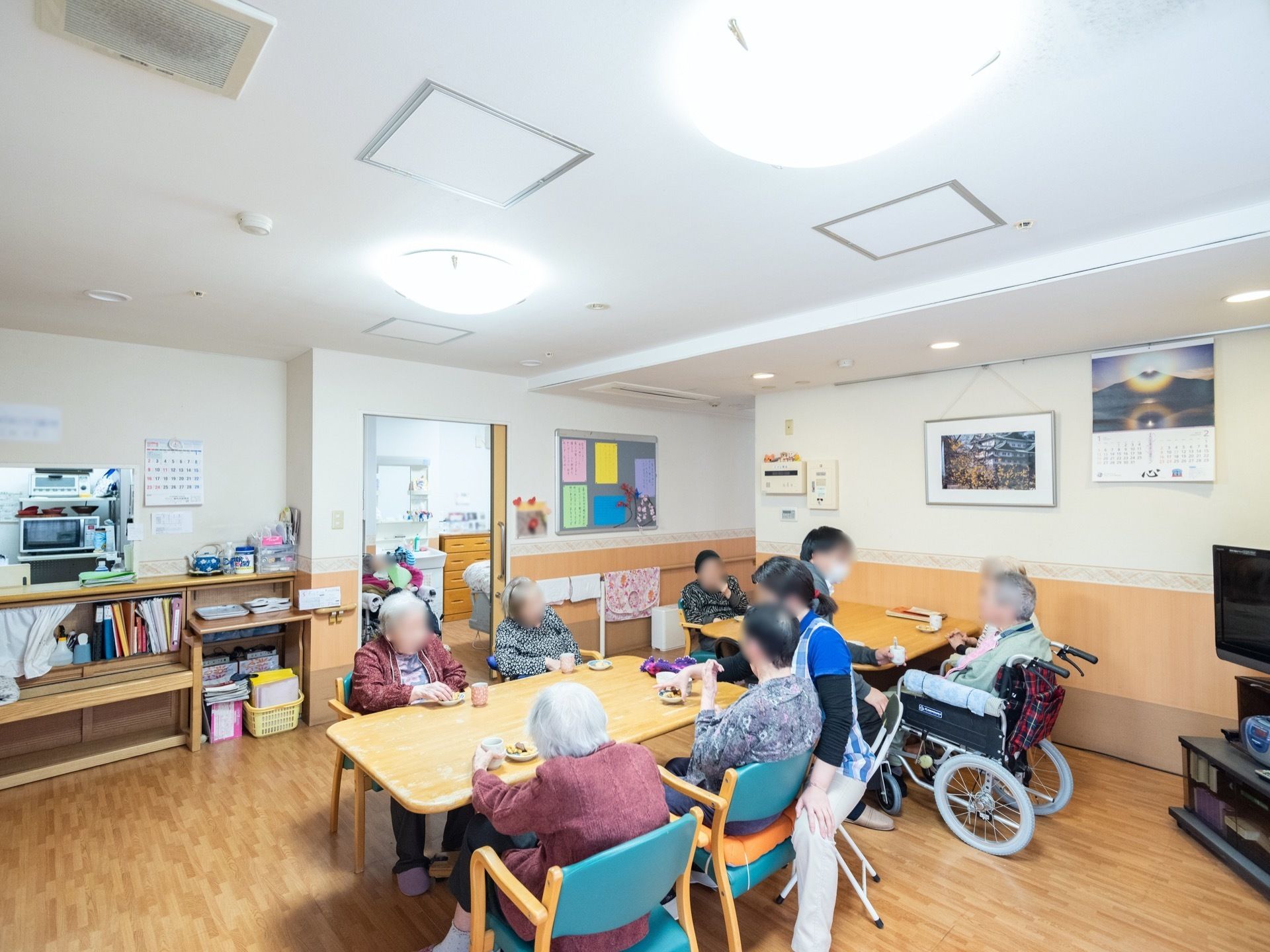食堂兼リビングルームは、通路からつながるオープンスペースに設けている。入居者様が集まりやすく、自然と交流を図れる場所である。