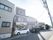 住宅地に立地し、近くに商業施設などがなく静かな場所である。施設前には、車を駐車できるスペースを設けている。