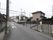 道路に面した場所は、黒い格子状の柵で仕切っている。テーブルと椅子を置き、プランターを並べている。何本かの物干し竿がある。