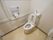 トイレは、清潔感のある白色で統一された内装となっている。壁には、L字型の手すりと緊急用のボタンが設置されている。