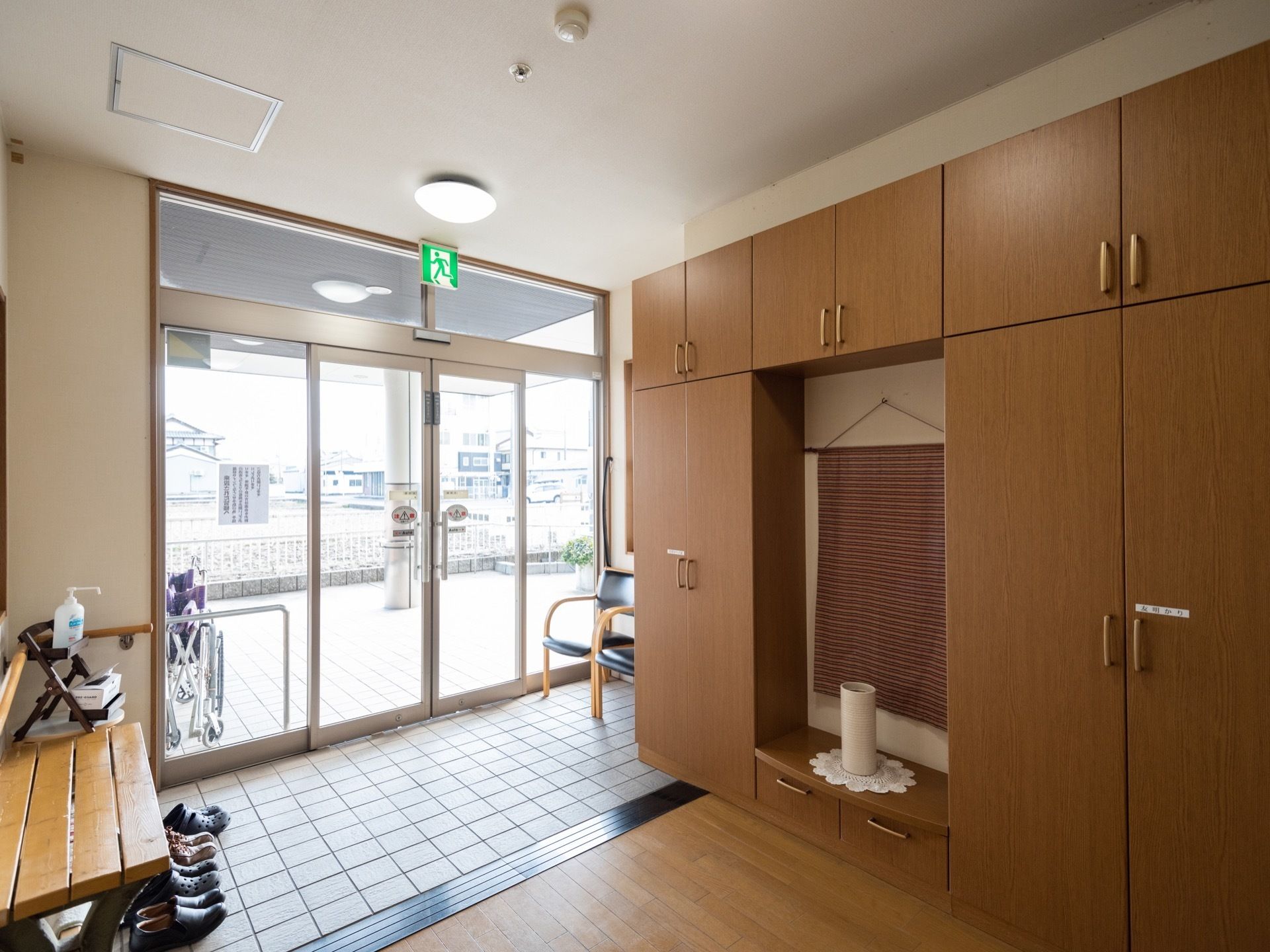 玄関は両開きの自動扉で、上部に非常口誘導灯が設置されている。収納クローゼットが備え付けられ、ベンチや椅子が配備されている。