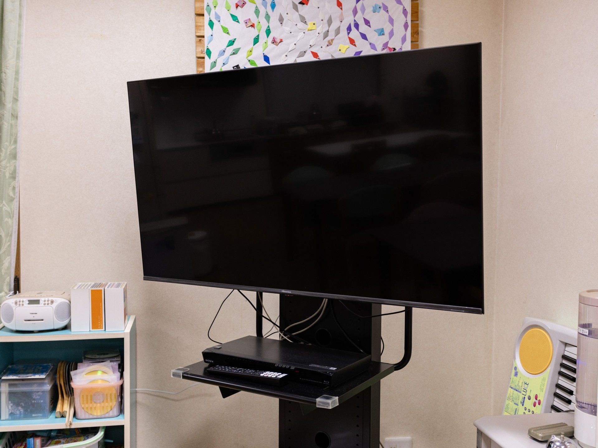 テレビと棚のある部屋