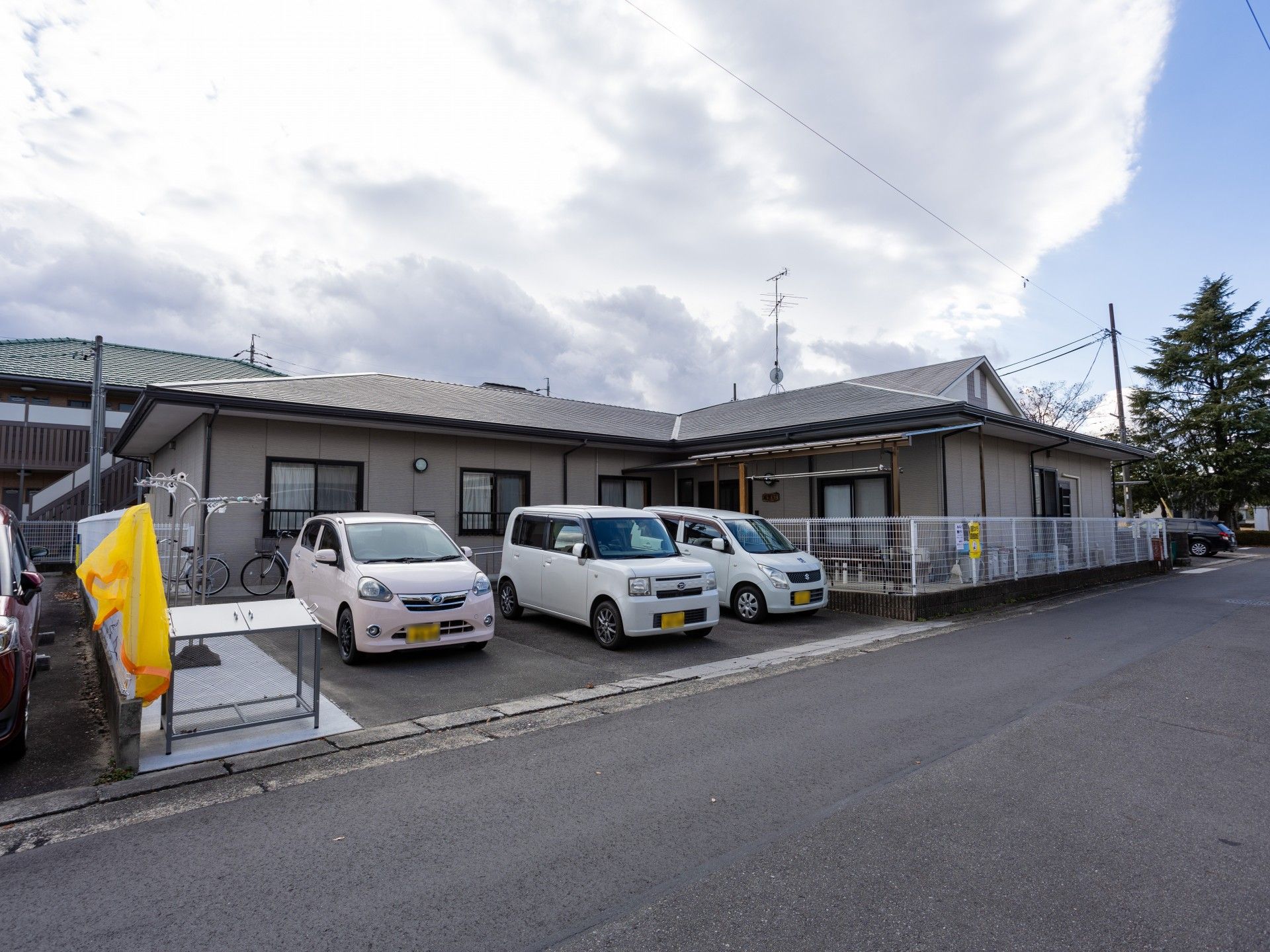 駐車場のある建物外観