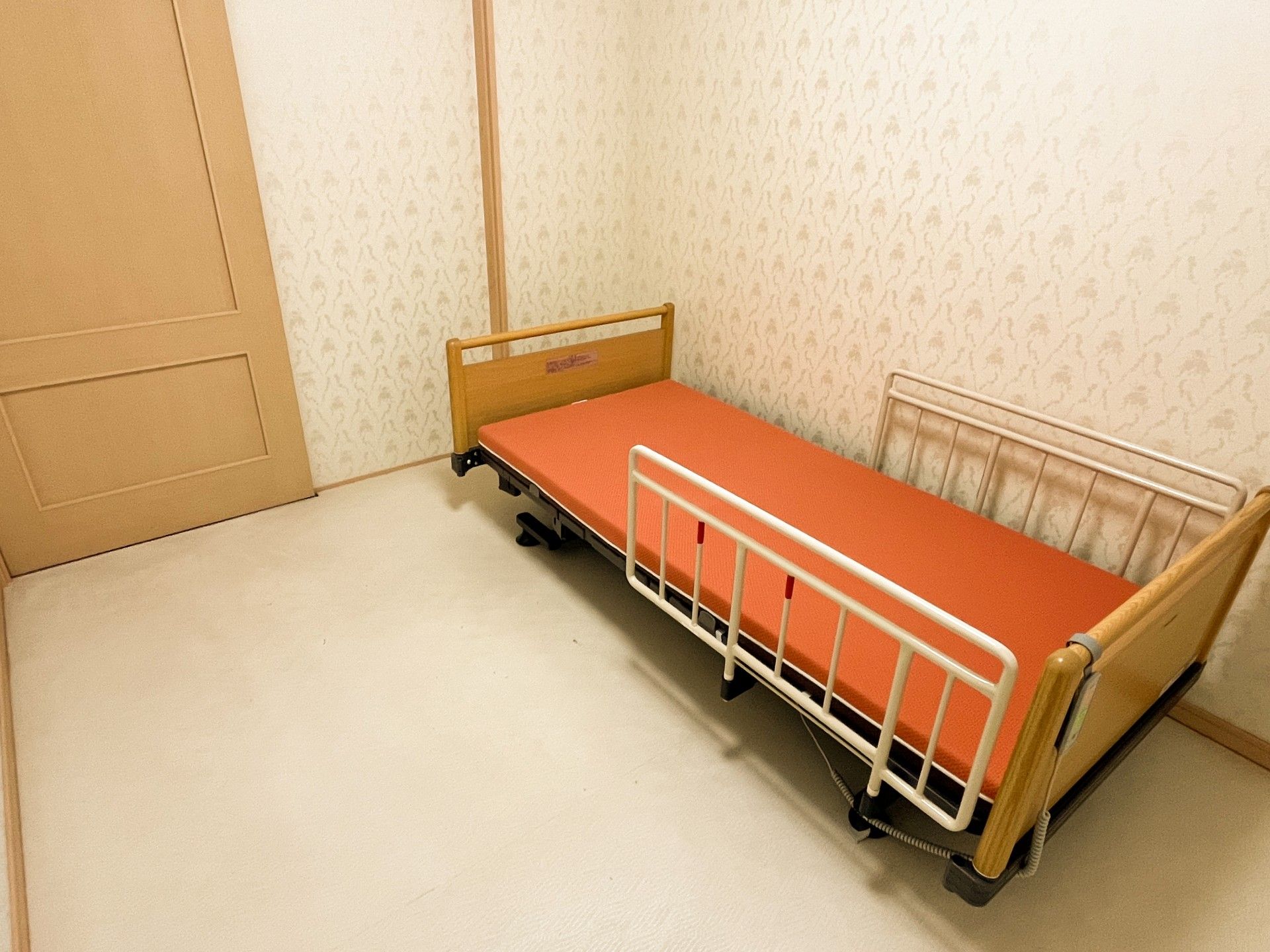 シンプルなベッドの部屋