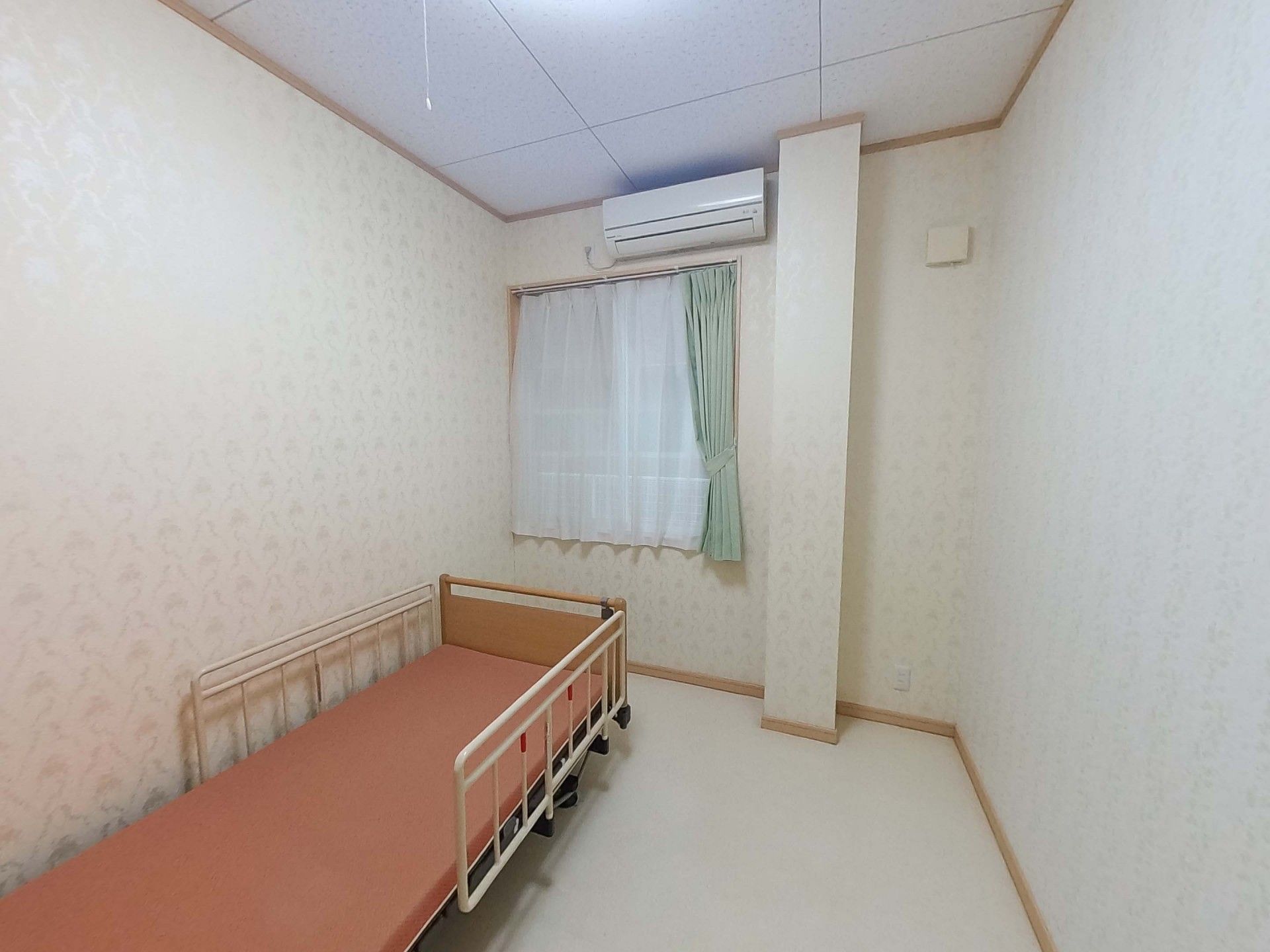 シンプルな個室の一角