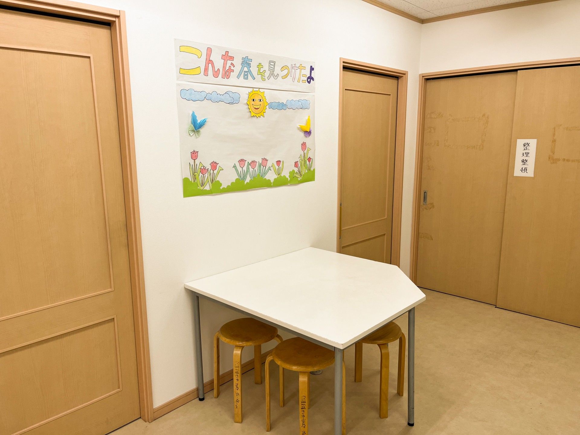 手作りの壁飾りと机