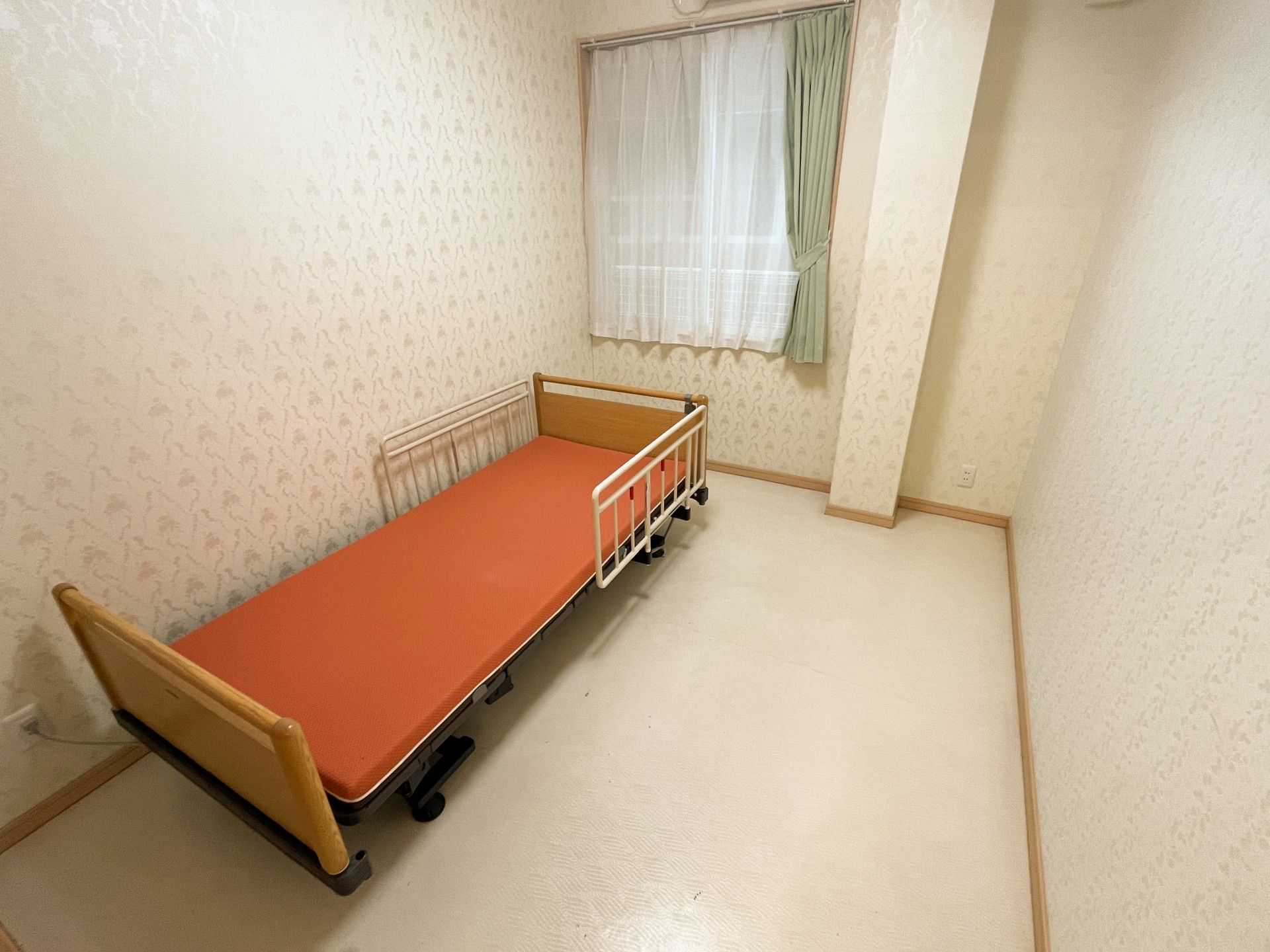 シンプルなベッドの部屋