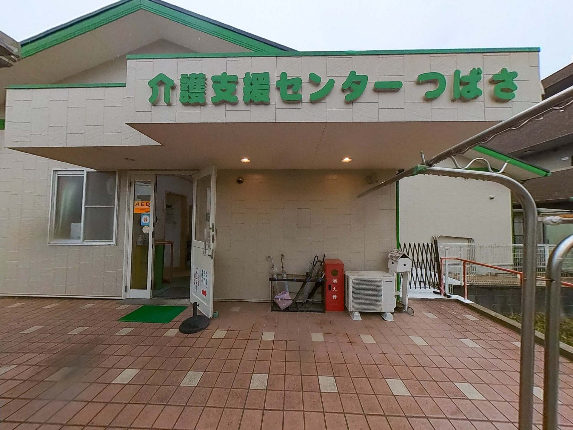 ソファに座って会話をする2名の女性
