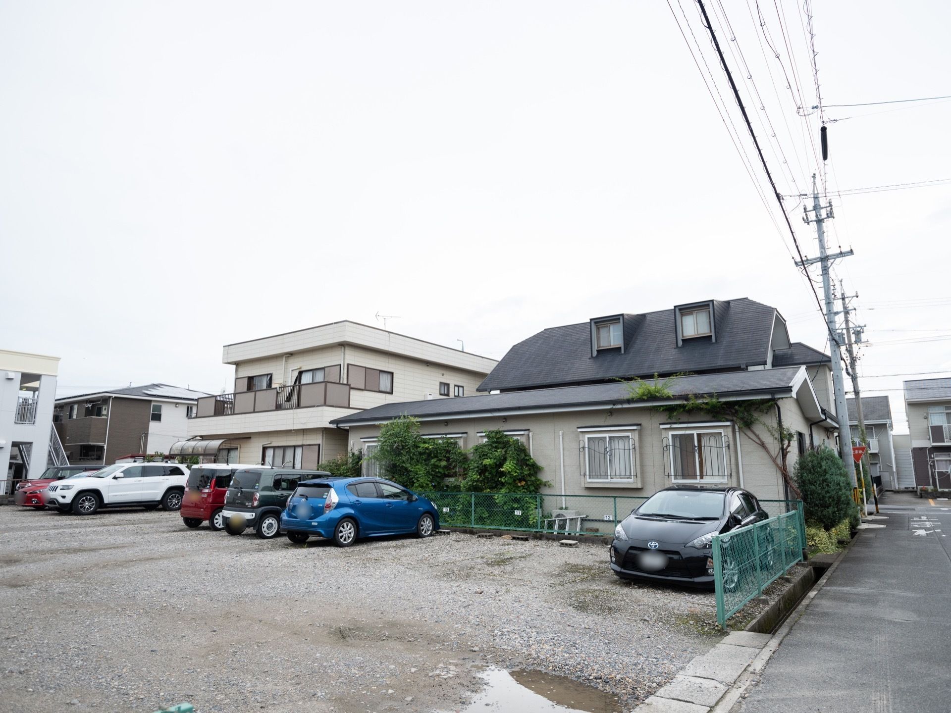 アイボリーを基調とした２階建ての建物である。ベランダがあり、駐車場と隣接している。周りは住宅街である。